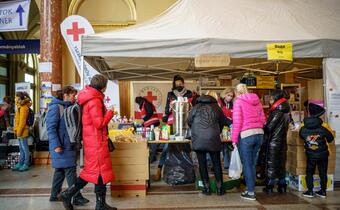 Hungarian Red Cross volunteers set up a 24/7 humanitarian service point to assist people fleeing the conflict in Ukraine in March 2022