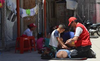 Argentine Red Cross volunteers teach first aid to children in Villa Fraga as part of a project to improve the health of communities living in urban and slum areas and help them prepare for disasters.