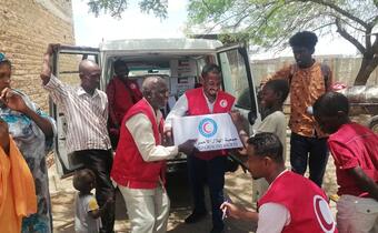 Sudanese Red Crescent volunteers distribute food parcels in early July 2023 to internally displaced people from Khartoum who are now in El Gedaref in the east of Sudan. The shipment of aid was recently donated by the Kuwait Red Crescent Society.