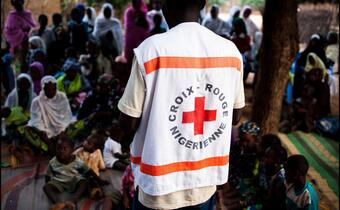 Volunteers with Niger Red Cross offer a wide range of services to migrants at Humanitarian Service Points.