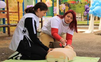 Volunteers doing first aid training
