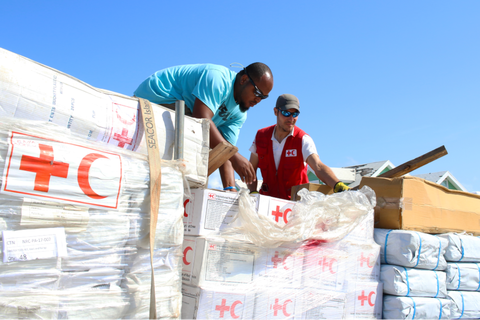 Delegados de la Cruz Roja descargan artículos de socorro durante una distribución en el puerto de Marsh Harbour, en las Bahamas, tras el huracán Dorian