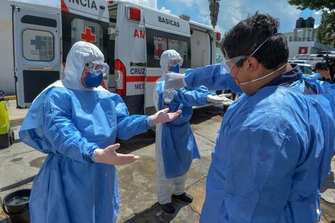 Paramédicos de la Cruz Roja Mexicana usan equipo de protección personal mientras responden a la pandemia de COVID-19 en todo el país en 2020