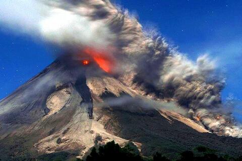 Le volcan du mont Merapi à Yogyakarta, en Indonésie, entre en éruption en 2006.