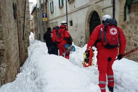  متطوعو الصليب الأحمر الإيطالي ينقذون الأشخاص المتضررين من الإنهيار الثلجي الذي اجتاح فندقًا في منطقة أبروتسو في أعقاب الزلازل في يناير/ كانون الثاني 2017