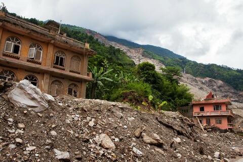 منازل في منطقة سيندوبالتشوك في نيبال دمّرها انجراف أرضي هائل في عام 2014