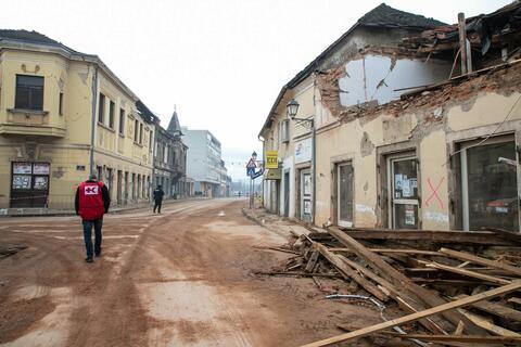 Un tremblement de terre de magnitude 6,4 a frappé Petrinja, en Croatie, en décembre 2020, entraînant la destruction de nombreux bâtiments, la mort de sept personnes et le déplacement de centaines d'autres.