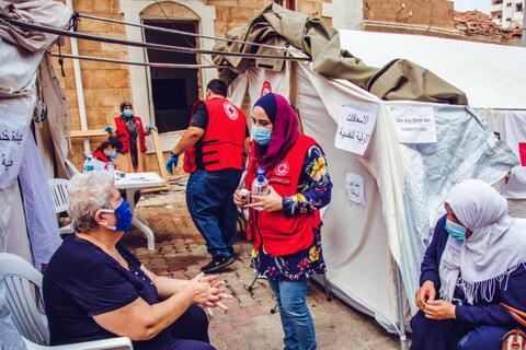 متطوعو الصليب الأحمر اللبناني في بيروت يقدمون المساعدة الإنسانية للأشخاص الذين يعانون من أزمات متعددة (انفجار ميناء بيروت، كوفيد-19، الأزمة السياسية والاقتصادية) في كانون الثاني /يناير 2021