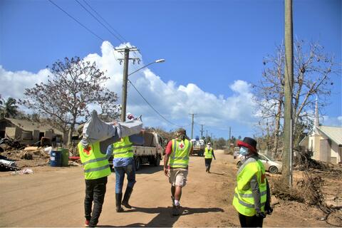 Des volontaires de la Croix-Rouge de Tonga transportent du matériel d'abri pour mettre en place des logements temporaires pour les personnes touchées par l'éruption volcanique et le tsunami de Hunga Tonga Ha'api en janvier 2022.