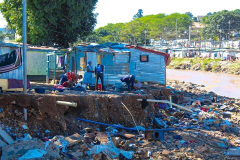 Unos habitantes de la provincia de KwaZulu-Natal (Sudáfrica) inspeccionan los daños causados en su casa por las devastadoras inundaciones que afectaron a la región en abril de 2022