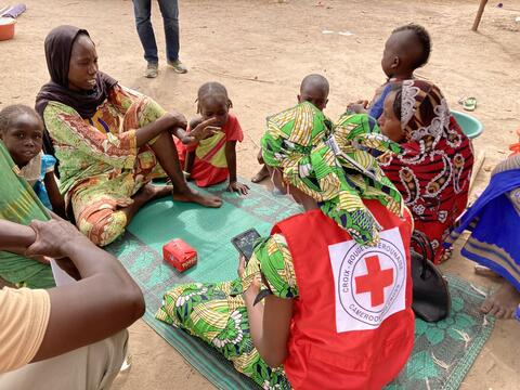 Voluntarias de la Cruz Roja de Camerún realizan evaluaciones posteriores a la distribución en el campamento de desplazados internos de BOGO. La Cruz Roja de Camerún ha apoyado a los desplazados internos con la financiación del DREF de la IFRC