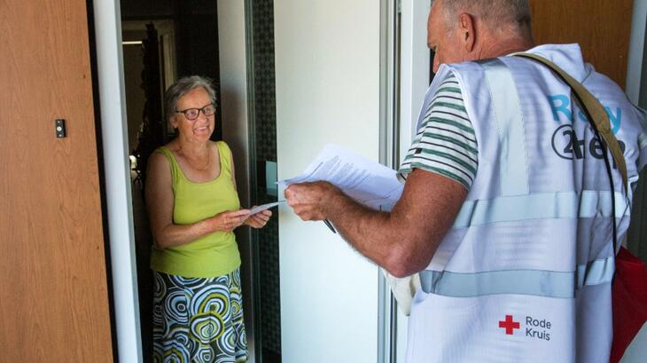 Les volontaires de la Croix-Rouge néerlandaise ont rendu visite à des milliers de personnes âgées pendant les canicules de l'été 2020 pour vérifier si elles avaient besoin d'aide pour faire face à la chaleur et pour distribuer des informations vitales sur la façon de rester au frais et de se protéger du COVID-19.