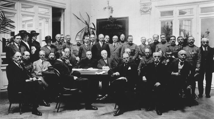 Los delegados asisten a una conferencia médica en Cannes, Francia, en abril de 1919, donde se acordó formar la Liga de Sociedades de la Cruz Roja (ahora la Federación Internacional)