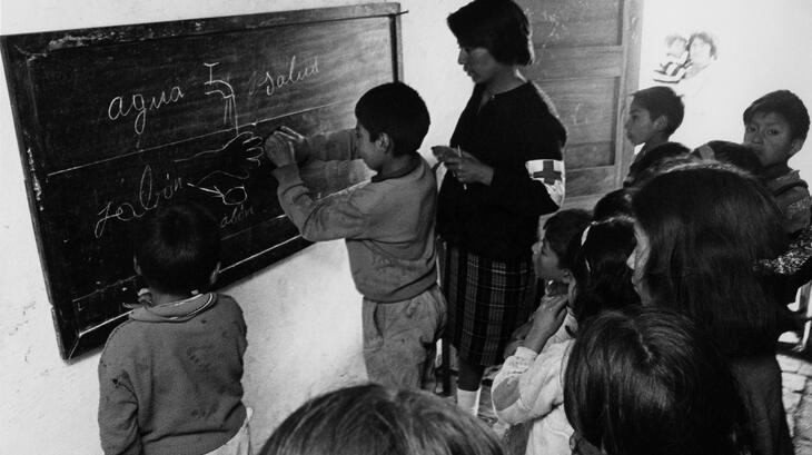 أطفال يتعلمون كيفية غسل أيديهم بشكل صحيح على يد متطوعة في الصليب الأحمر الإكوادوري في عام 1968