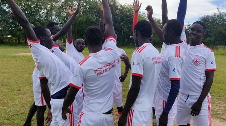 Un grupo de jóvenes se prepara para un partido de fútbol como parte del proyecto de unión de la Federación Internacional y 'Generation Amazing' a través del poder del fútbol