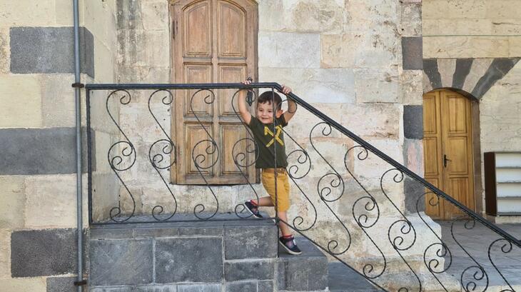 A shot of a small boy standing on steps in Türkiye, taken by ESSN Storyteller Farouk Akbik. Farouk says "This is one of the best pictures  that I took. The reason I love this picture is because I see life in it, I see the steps, I see the heritage, I see time, I see age."