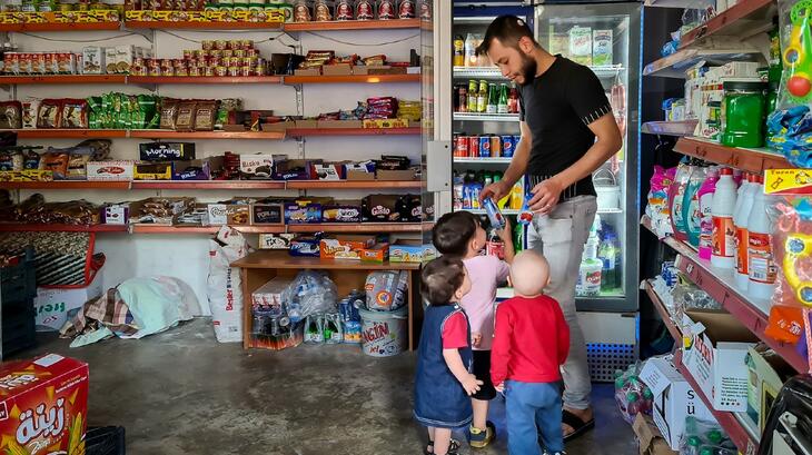 Una imagen de un hombre sirio con sus hijos en una tienda de Gazientep, tomada por la narradora de ESSN Nour Bakour. Nour dice: "Quería llamar la atención del mundo sobre el hecho de que los sirios, a pesar de la barrera del idioma, resistieron estas circunstancias y fueron capaces de integrarse en la sociedad turca, superando la barrera del idioma. Se casan y tienen hijos, pese a la situación. Si esto indica algo, indica su determinación, su fuerza y su amor por la vida".