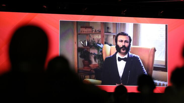 Un vídeo "deepfake" de Henry Dunant, nuestro fundador, llevó a los participantes en la Asamblea General de 2022 al pasado, reflexionando sobre lo mucho que ha cambiado nuestro Movimiento y el mundo desde que escribió Memoria de Solferino en 1862.