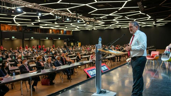 Francesco Rocca a été réélu à la présidence de l'IFRC le premier jour de l'Assemblée générale 2022 à la suite d'un vote de nos 192 membres. 