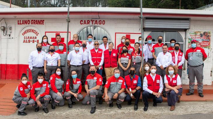 الأمين العام للاتحاد الدولي لجمعيات الصليب الأحمر والهلال الأحمر جاغان تشاباجين والمديرة الإقليمية للأمريكتين مارثا كييس يقفان مع فريق من موظفي ومتطوعي الصليب الأحمر الكوستاريكي خلال موسم "لا روميريا" للحج لعام 2022 في كوستاريكا، حيث سار مئات الآلاف من الناس إلى كنيسة سيدة لوس أنجلوس في كارتاغو. 