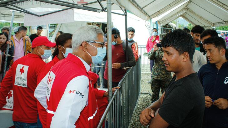 El Secretario General de la IFRC, Jagan Chapagain, habla con personas que se desplazan en la provincia de Darién, Panamá, en agosto de 2022, donde la Cruz Roja Panameña presta asistencia humanitaria a quienes la necesitan en sus desplazamientos.