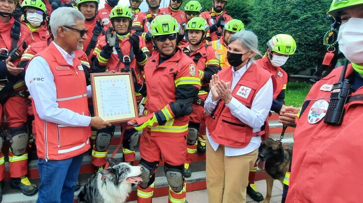 IFRC Secretary General Jagan Chapagain presents an award to a team of Mexican Red Cross volunteers at an emergency simulation centre in Mexico City in August 2022.