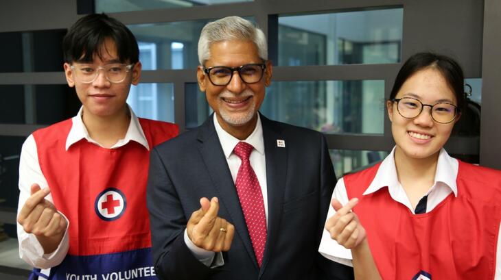 El Secretario General de la IFRC, Jagan Chapagain, se encuentra con jóvenes voluntarios de la Cruz Roja Tailandesa durante una visita a la oficina de la IFRC en Bangkok en septiembre de 2022.