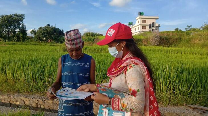 Alors qu'une grande partie du monde s'éloigne de COVID-19, les volontaires de la Croix-Rouge du Népal continuent de travailler dans leurs communautés pour partager des informations sur la manière dont les gens peuvent se protéger et rester en bonne santé.