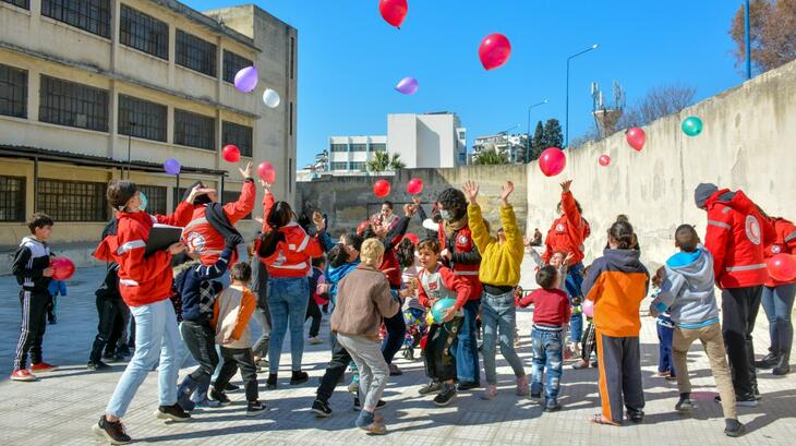Las personas voluntarias de la Media Luna Roja Árabe Siria han mantenido a los niños aprendiendo y jugando desde los devastadores terremotos de principios de febrero de 2023, y durante muchos años antes, para apoyar su salud mental.