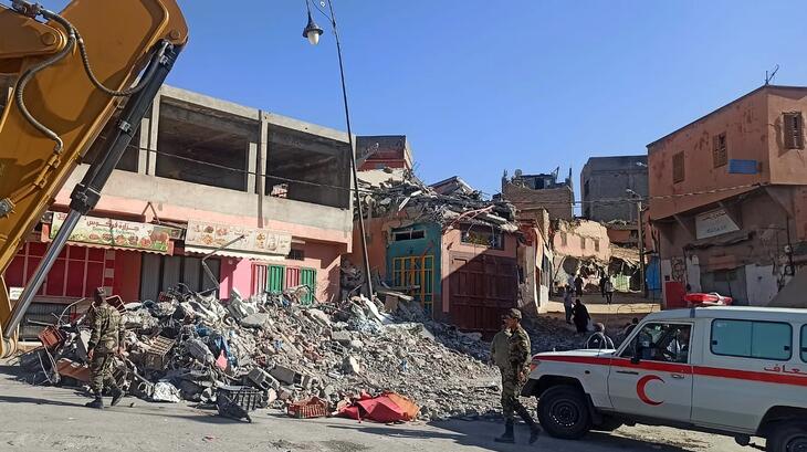 Un véhicule d'intervention du Croissant-Rouge marocain est garé à côté d'un monticule de décombres et de débris en cours de déblaiement après le tremblement de terre du 8 septembre.