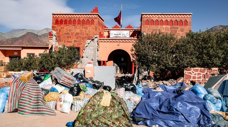 Dans le village de Tajgalt, au Maroc, des personnes dorment sous des tentes dans la rue, à côté de sacs contenant leurs biens, après qu'un tremblement de terre d'une magnitude de 6,8 ait frappé le pays, détruisant des maisons.