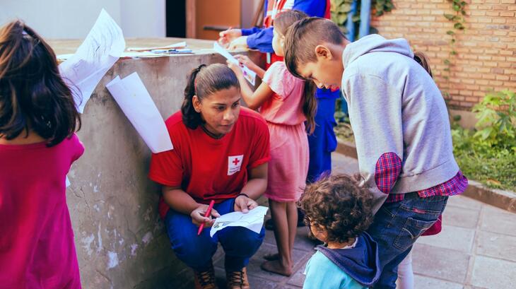 Voluntarias de la Cruz Roja Paraguaya prestan apoyo psicosocial a niños de Concepción tras las inundaciones repentinas que afectaron a su comunidad.