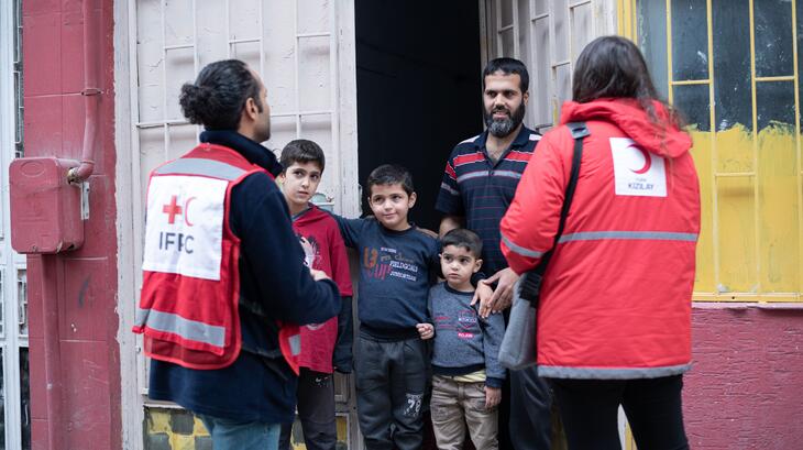 Personal de la Media Luna Roja Turca y la IFRC trabajan para estar #SiempreAhí con las personas refugiadas Sirias.