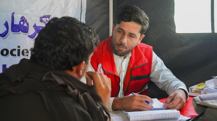 La Media Luna Roja Afgana ayuda a las personas desplazadas por la sequía, los conflictos y otras crisis.