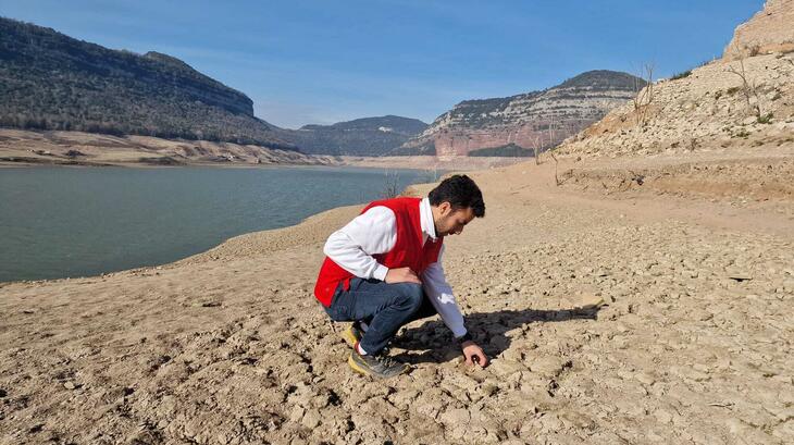 Over 6 million people have been affected by a severe drought in Catalonia. The Spanish Red Cross warns that it would hit the most vulnerable. To help people switch to efficient water consumption practices, the Spanish Red Cross has launched an information campaign with tips.