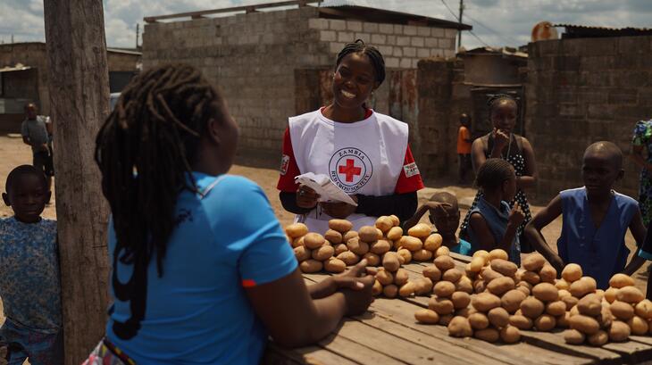 Anedy est une volontaire de la Croix-Rouge zambienne. Elle fait du porte-à-porte pour diffuser des informations sur l'épidémie de choléra en Zambie. L'une des zones les plus touchées est Kanyama, à Lusaka.