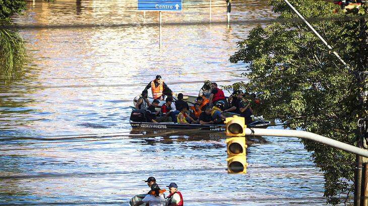 Residents in Porto Alegre find rescue thanks to Brazilian Red Cross volunteers and authorities. Working together to save lives after the devastating Rio Grande do Sul floods. 